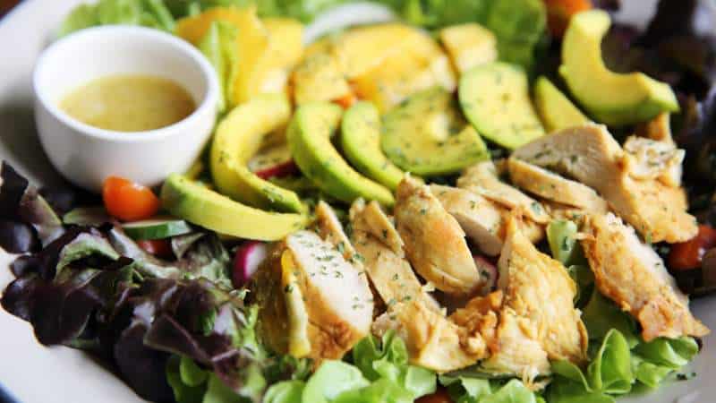 Kyllingesalat med græskarkerner og avocado - en nem og sund middag